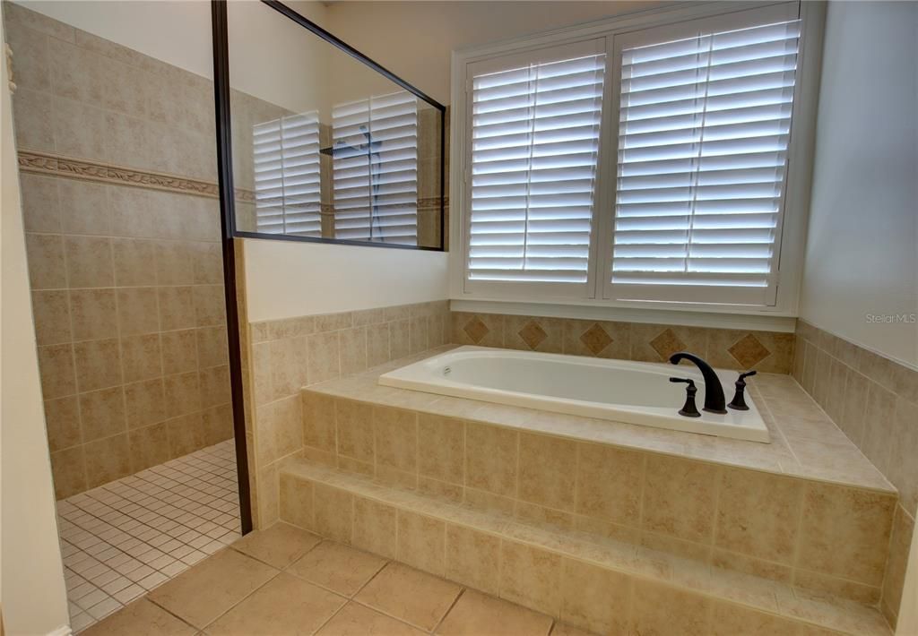 Под контрактом: $939,000 (4 спален, 3 ванн, 3361 Квадратных фут)