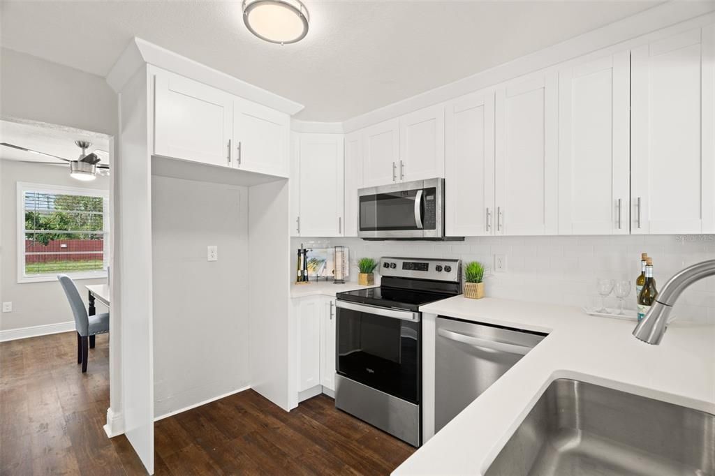 For Sale: $274,995 (2 beds, 1 baths, 905 Square Feet)