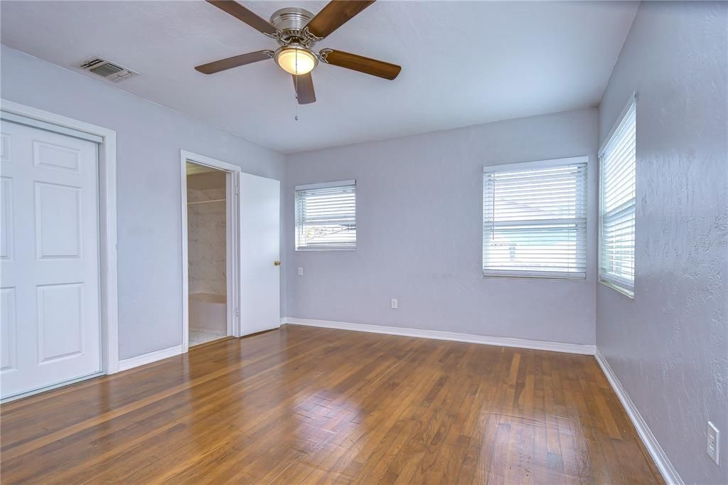 Active With Contract: $2,500 (2 beds, 2 baths, 1100 Square Feet)