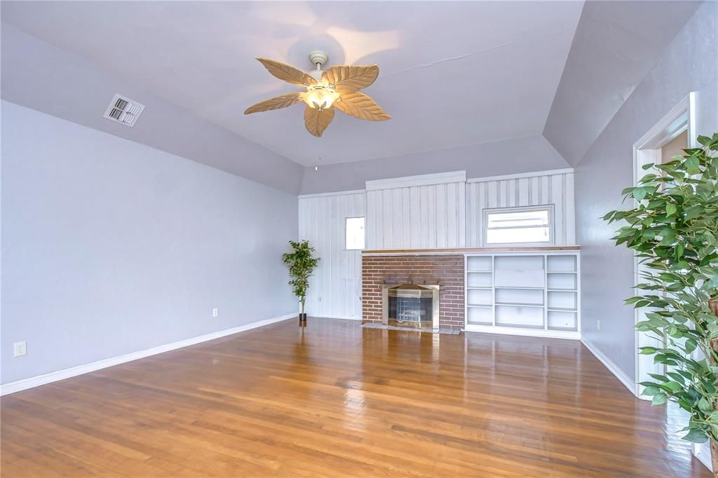 Active With Contract: $2,500 (2 beds, 2 baths, 1100 Square Feet)