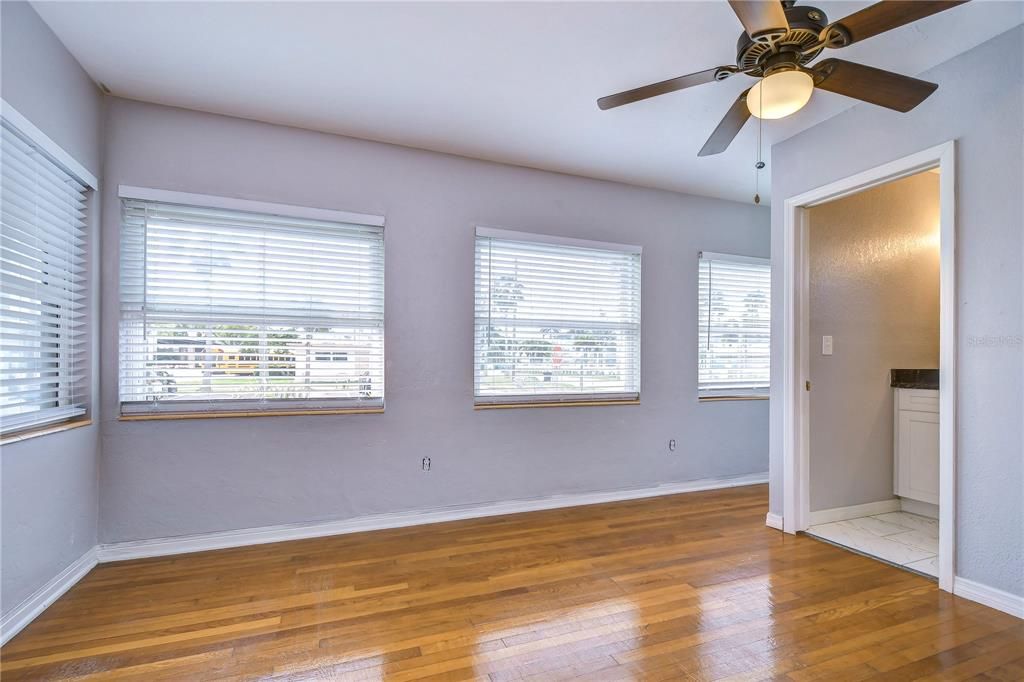 Active With Contract: $2,500 (2 beds, 2 baths, 1100 Square Feet)