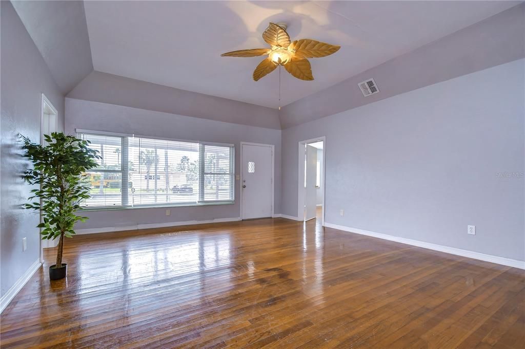 Active With Contract: $2,500 (2 beds, 2 baths, 1100 Square Feet)