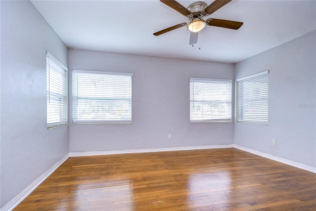 Active With Contract: $2,500 (2 beds, 2 baths, 1100 Square Feet)