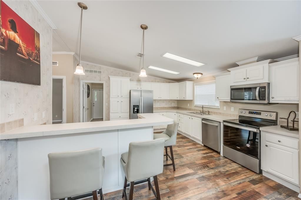 Kitchen with separate breakfast bar