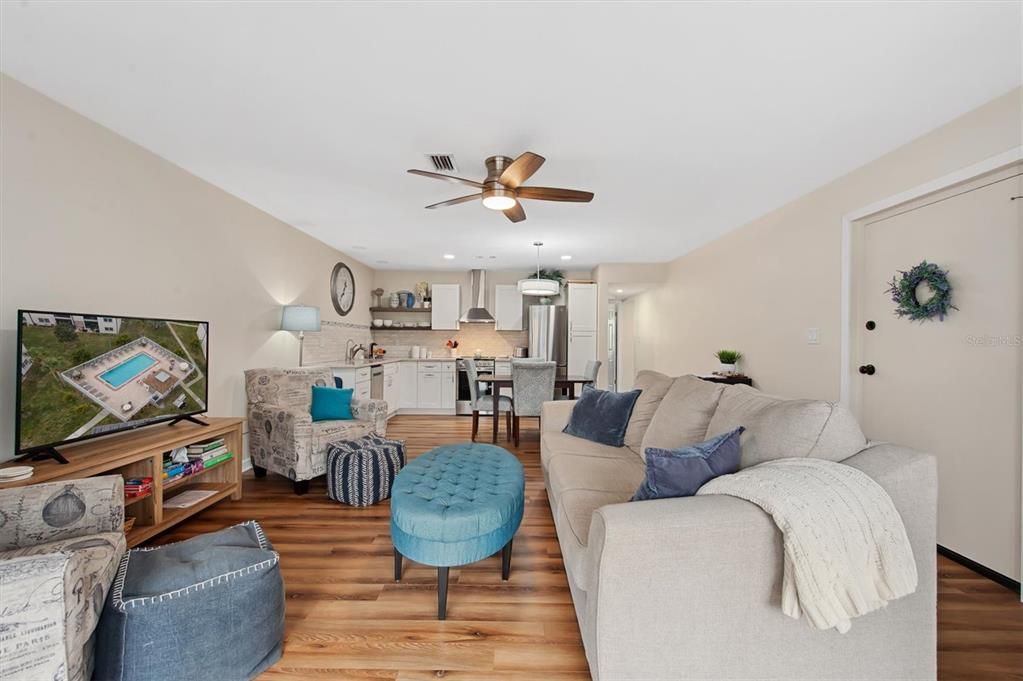 Active With Contract: $219,900 (2 beds, 2 baths, 904 Square Feet)