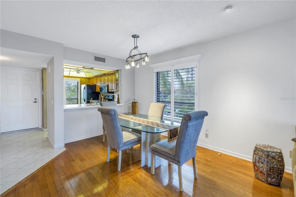Recently Sold: $385,000 (2 beds, 2 baths, 945 Square Feet)