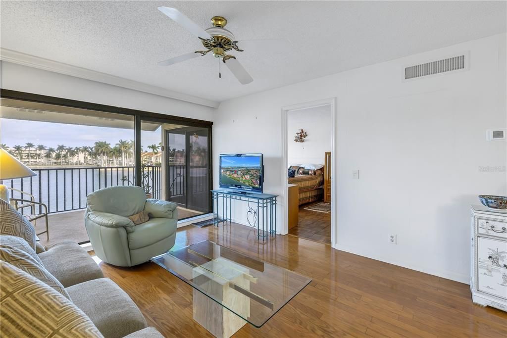 Recently Sold: $385,000 (2 beds, 2 baths, 945 Square Feet)