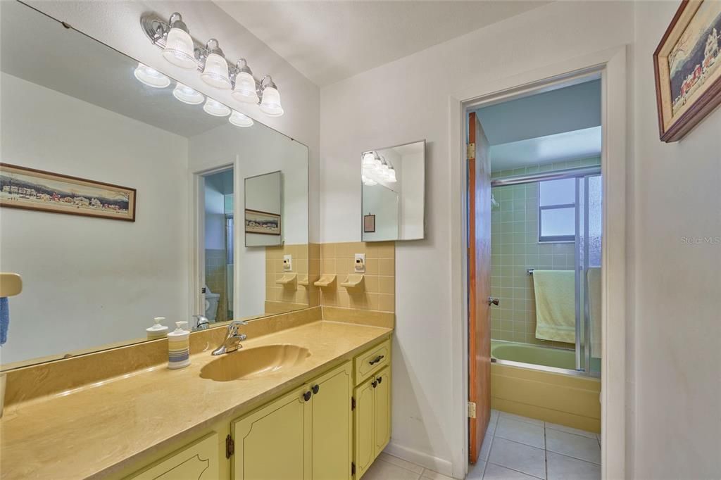 最近售出: $285,000 (2 贝兹, 2 浴室, 1170 平方英尺)