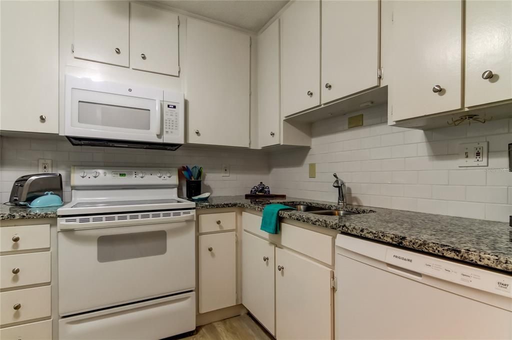 Recently Rented: $1,950 (2 beds, 1 baths, 920 Square Feet)