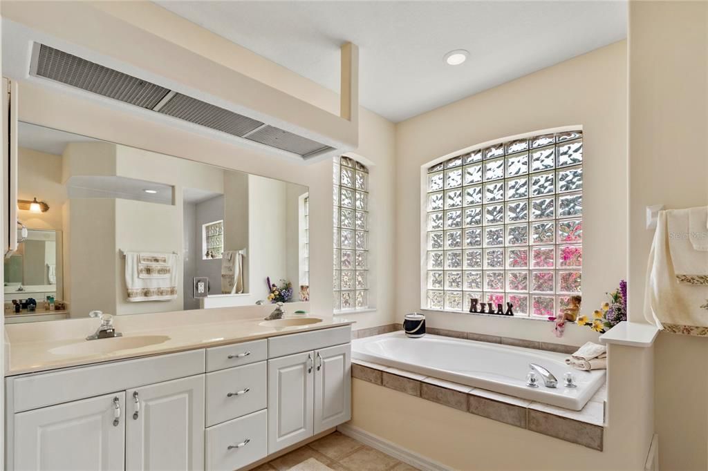 MASTER BATH WITH JACUZZI TUB