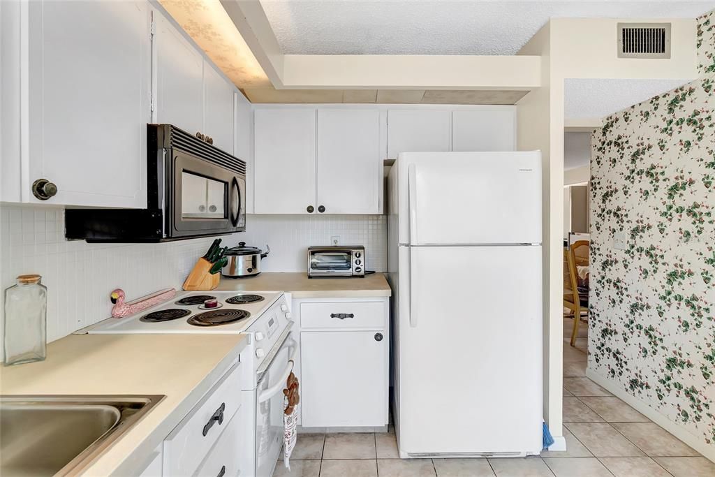 Active With Contract: $129,900 (2 beds, 1 baths, 857 Square Feet)