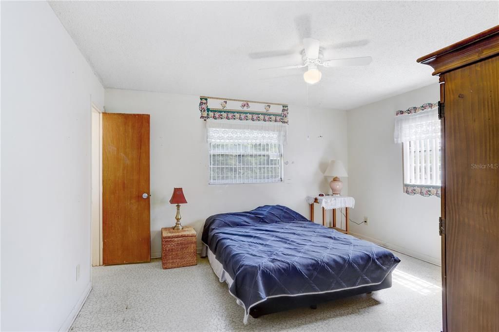 For Sale: $160,000 (3 beds, 1 baths, 984 Square Feet)