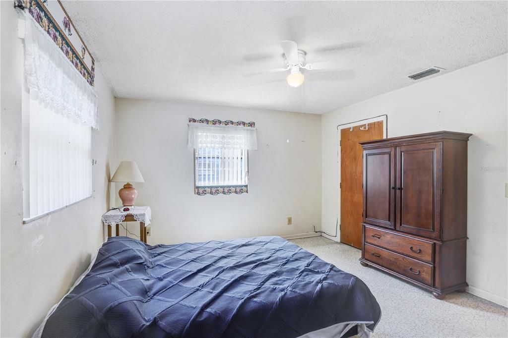 Active With Contract: $160,000 (3 beds, 1 baths, 984 Square Feet)
