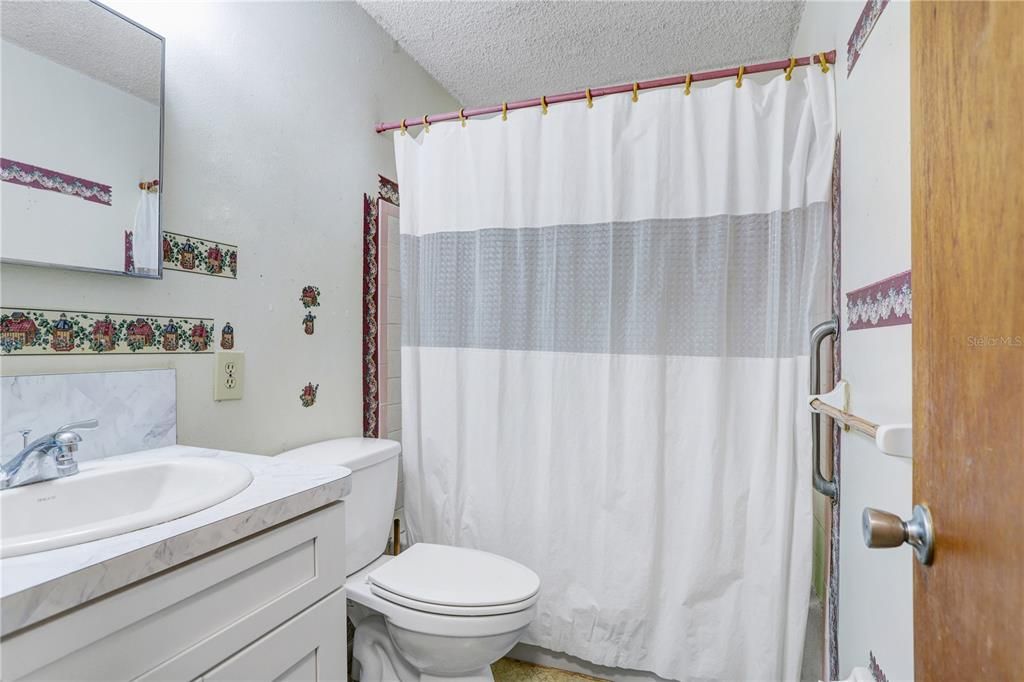 For Sale: $160,000 (3 beds, 1 baths, 984 Square Feet)