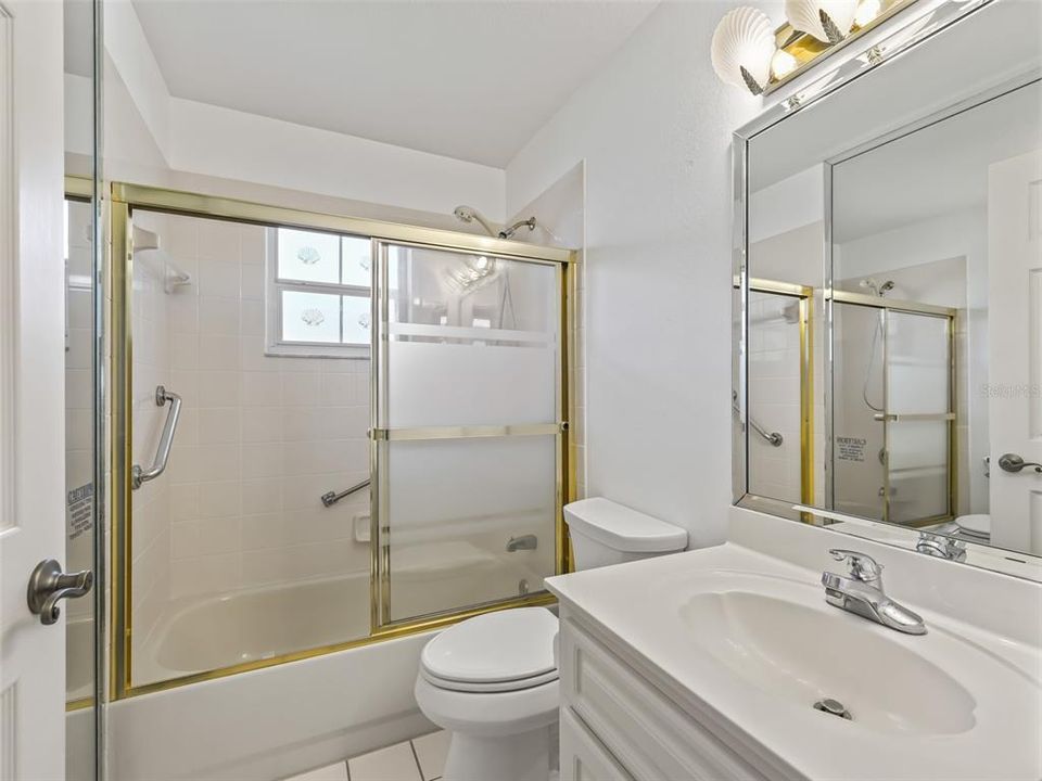 Guest bathroom w/tiled tub & shower combination
