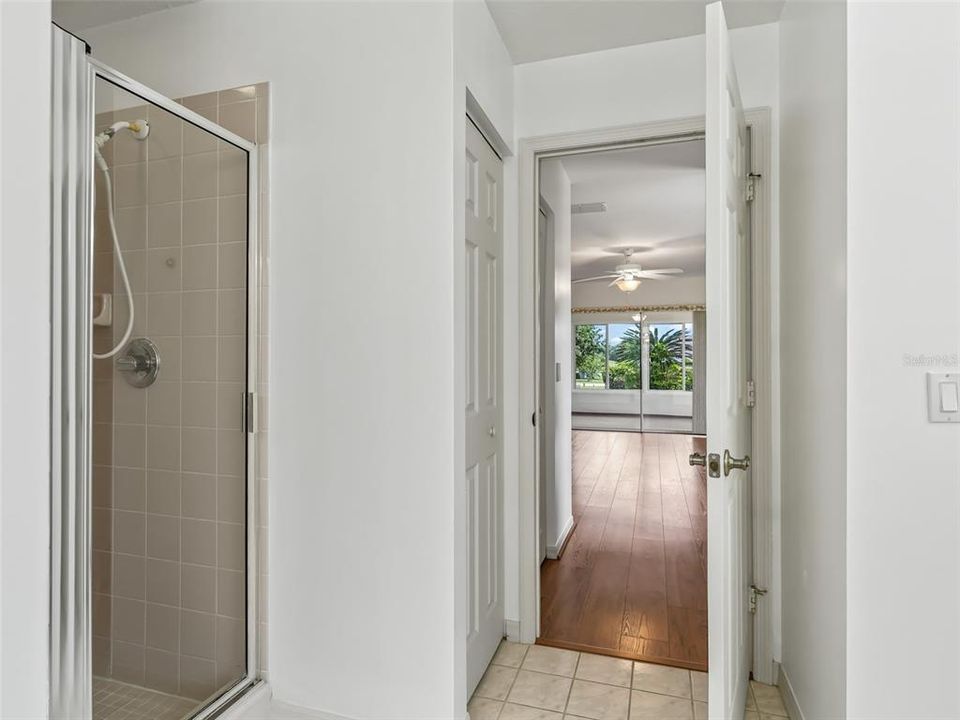 En suite w/tiled walk in shower