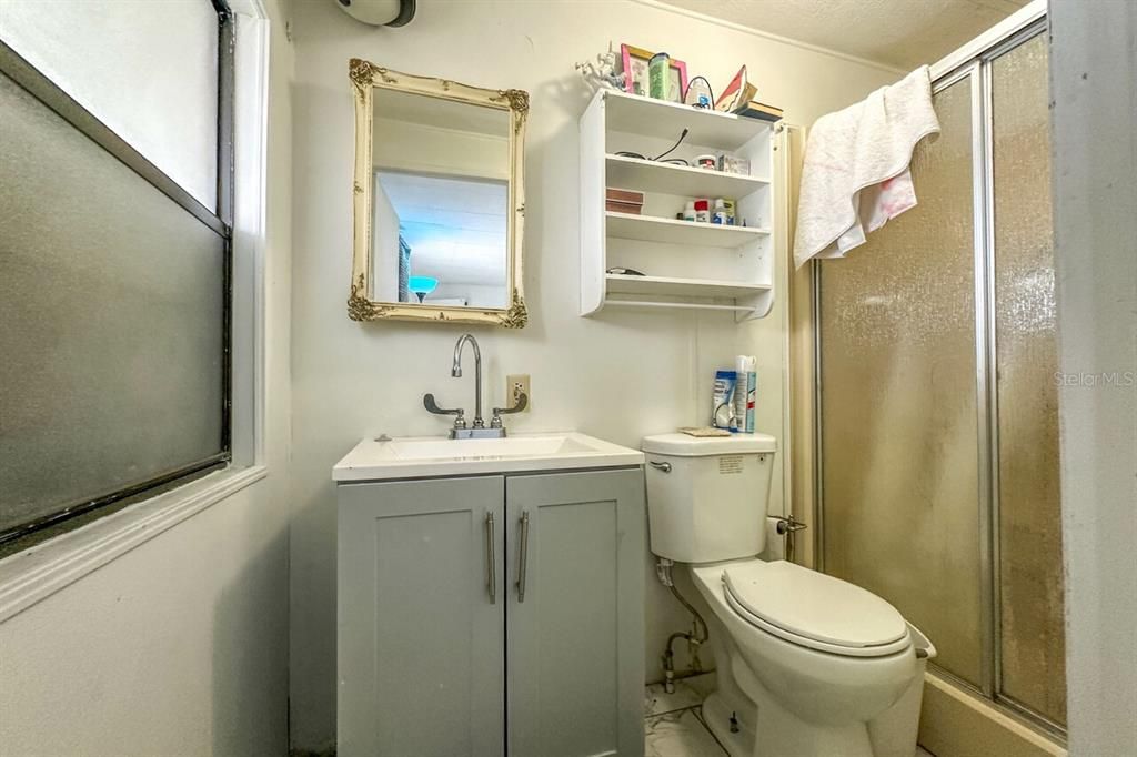 Active With Contract: $149,900 (2 beds, 2 baths, 989 Square Feet)