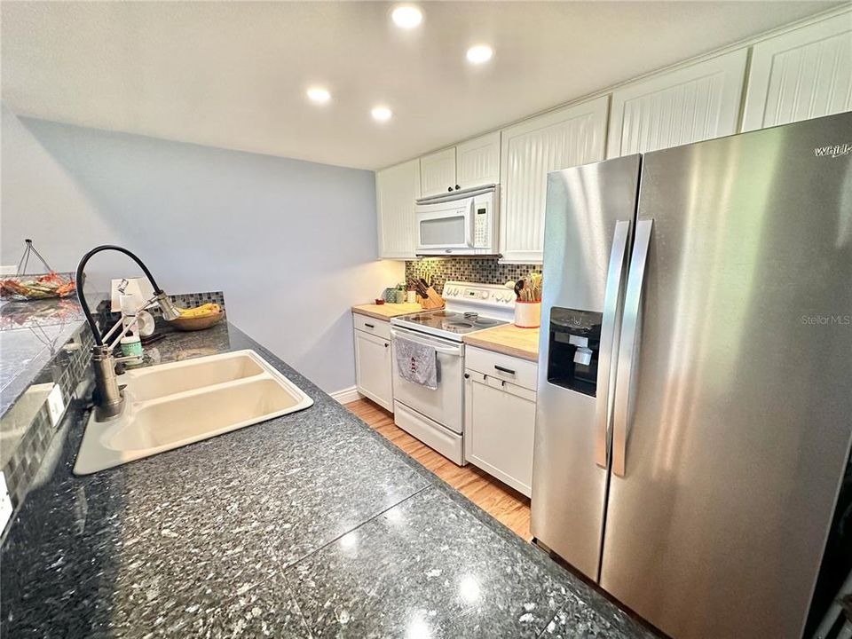 For Sale: $450,000 (2 beds, 1 baths, 946 Square Feet)