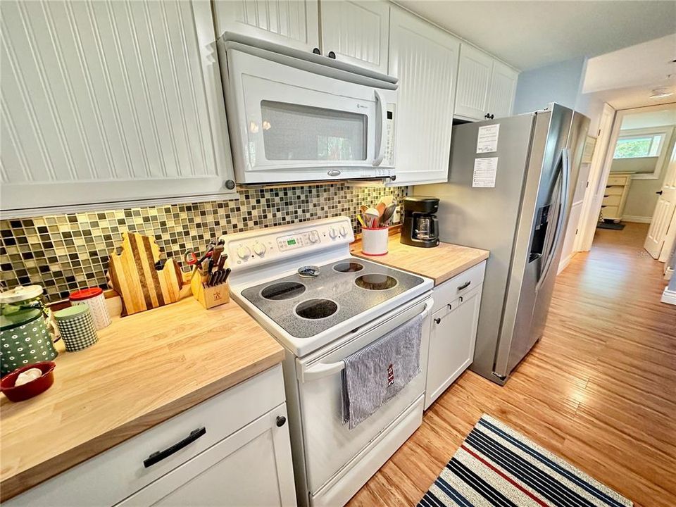 For Sale: $450,000 (2 beds, 1 baths, 946 Square Feet)