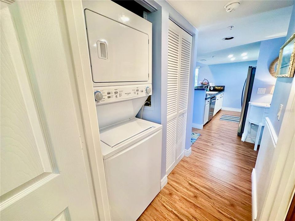 For Sale: $450,000 (2 beds, 1 baths, 946 Square Feet)