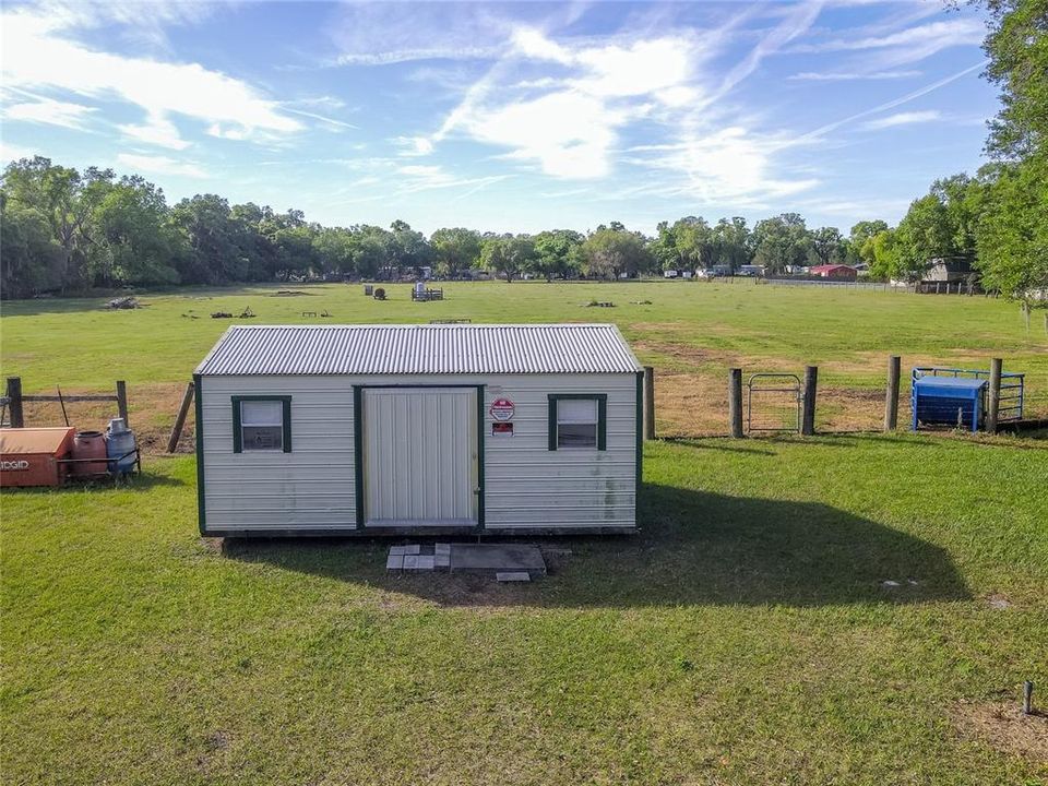 For Sale: $900,000 (2 beds, 1 baths, 1296 Square Feet)