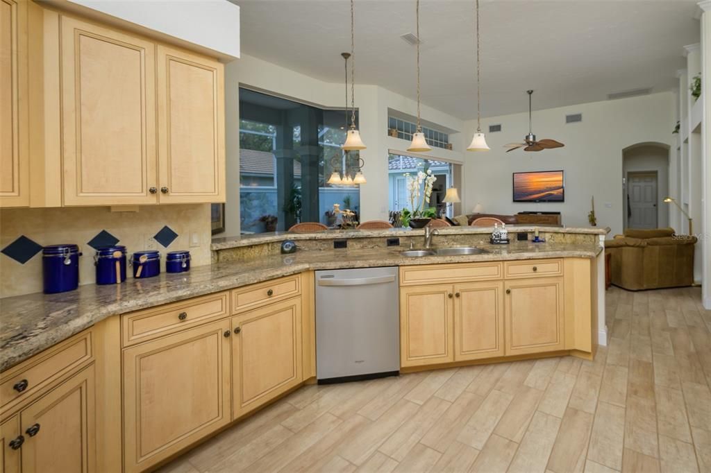 Active With Contract: $890,000 (3 beds, 3 baths, 2387 Square Feet)