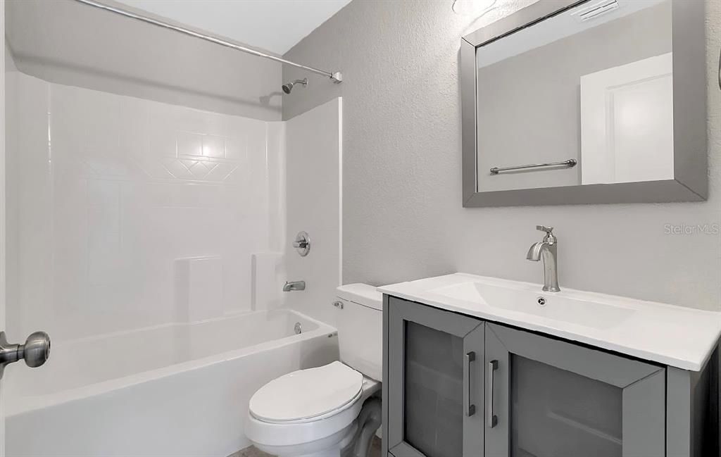 BATHROOM (MODEL HOME- SUBJECT TO CHANGE IN COLORS AND FIXTURES)