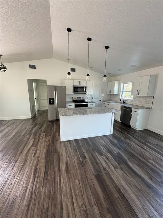 KITCHEN (MODEL HOME- SUBJECT TO CHANGE IN COLORS AND FIXTURES)