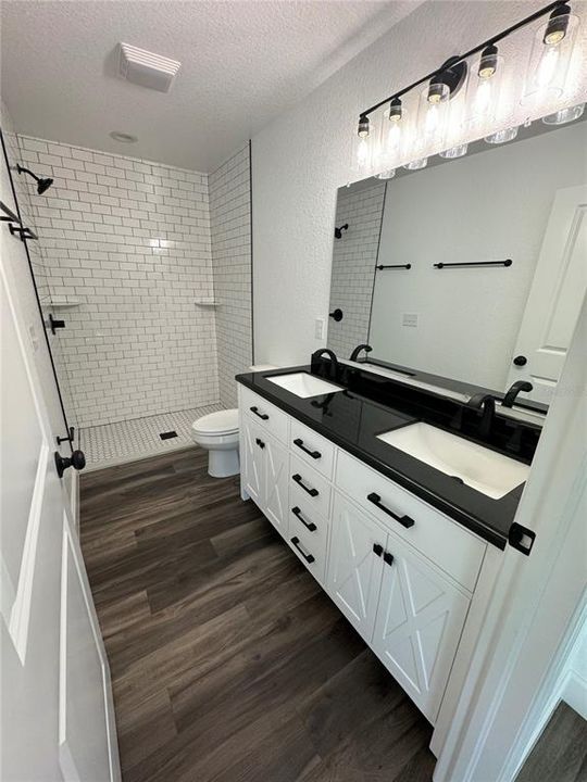 BATHROOM (MODEL HOME- SUBJECT TO CHANGE IN COLORS AND FIXTURES)