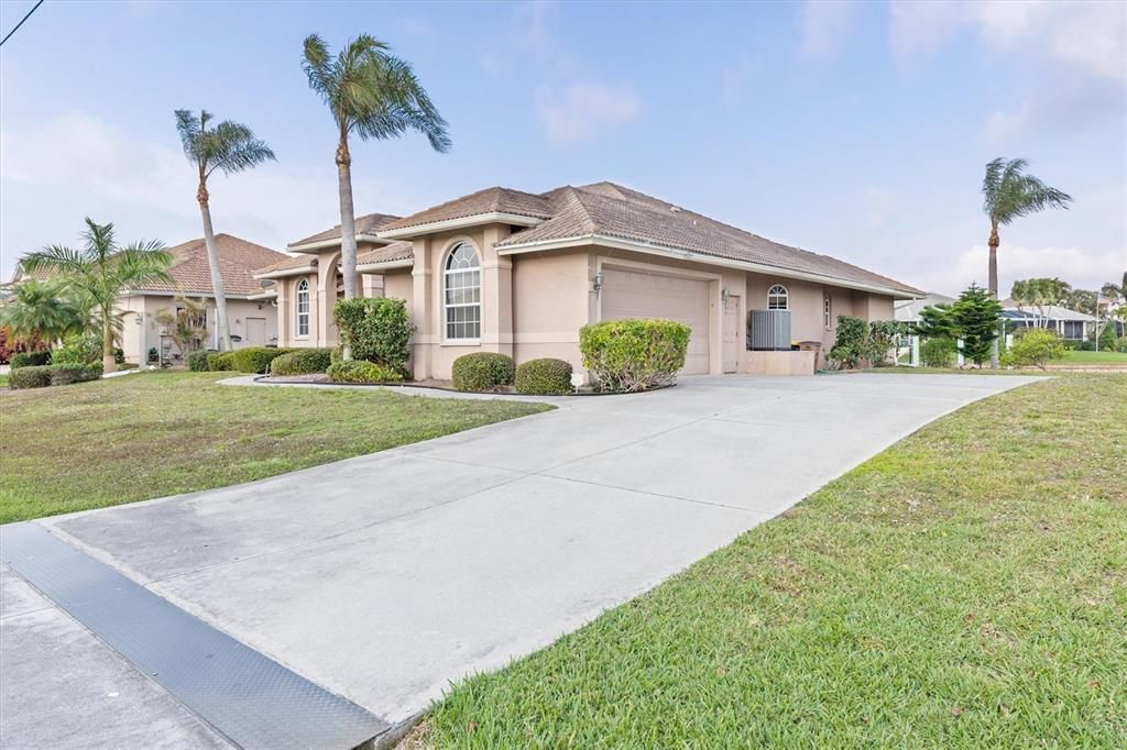 Active With Contract: $779,000 (3 beds, 3 baths, 2292 Square Feet)