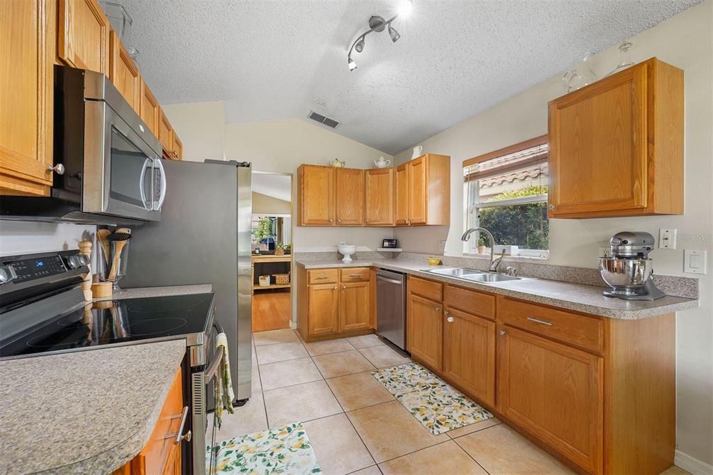 Recently Sold: $400,000 (3 beds, 2 baths, 1423 Square Feet)