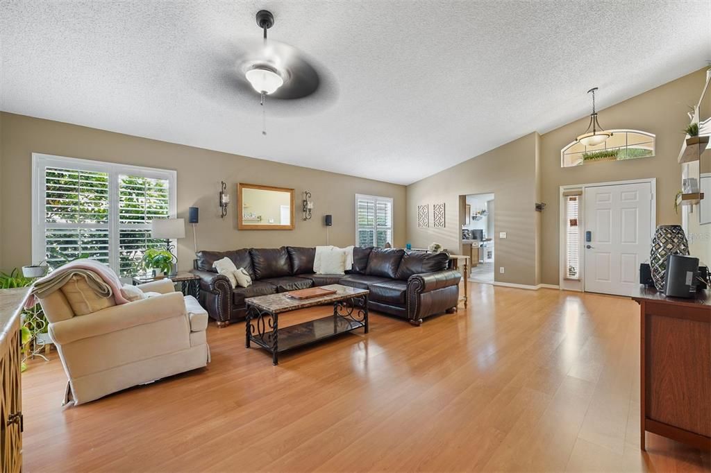Recently Sold: $400,000 (3 beds, 2 baths, 1423 Square Feet)