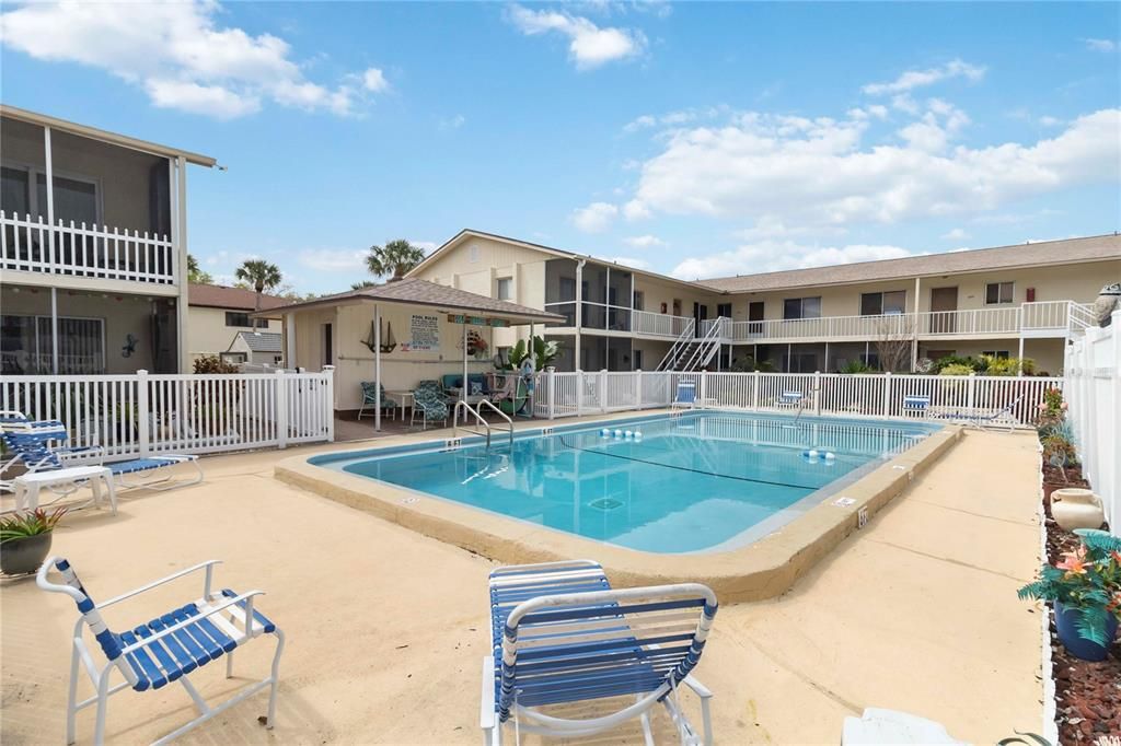 Active With Contract: $165,000 (2 beds, 1 baths, 716 Square Feet)