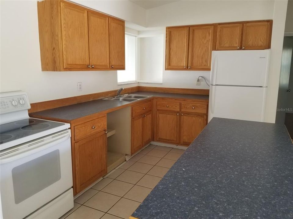 Active With Contract: $1,500 (2 beds, 1 baths, 1077 Square Feet)