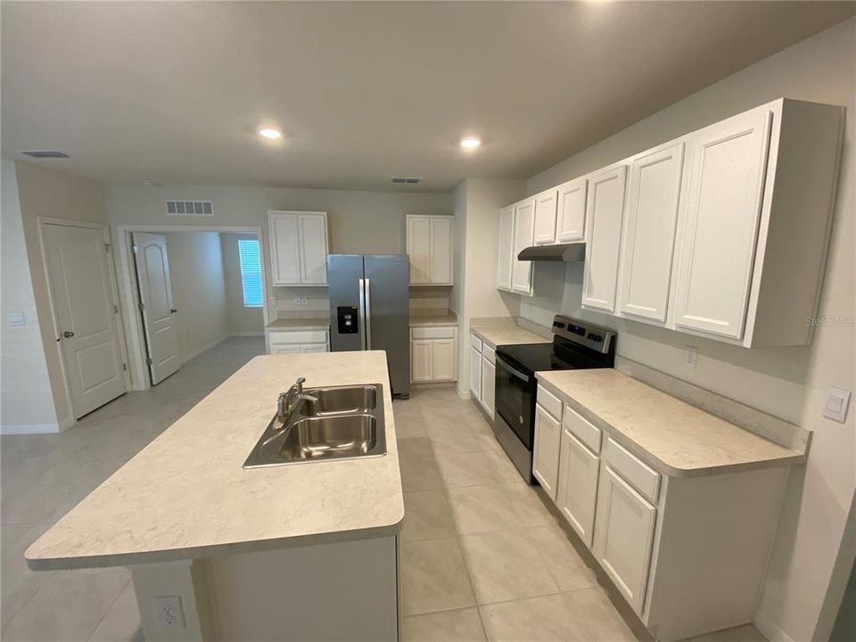 Active With Contract: $2,150 (3 beds, 2 baths, 1620 Square Feet)