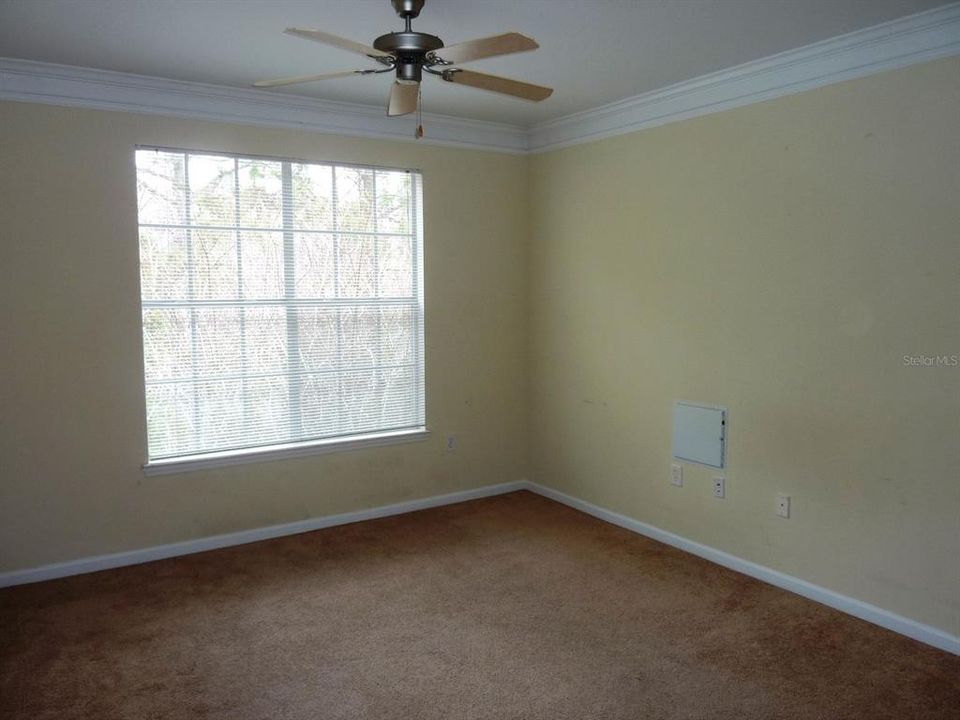 Bedroom w/ceiling fan and crown molding