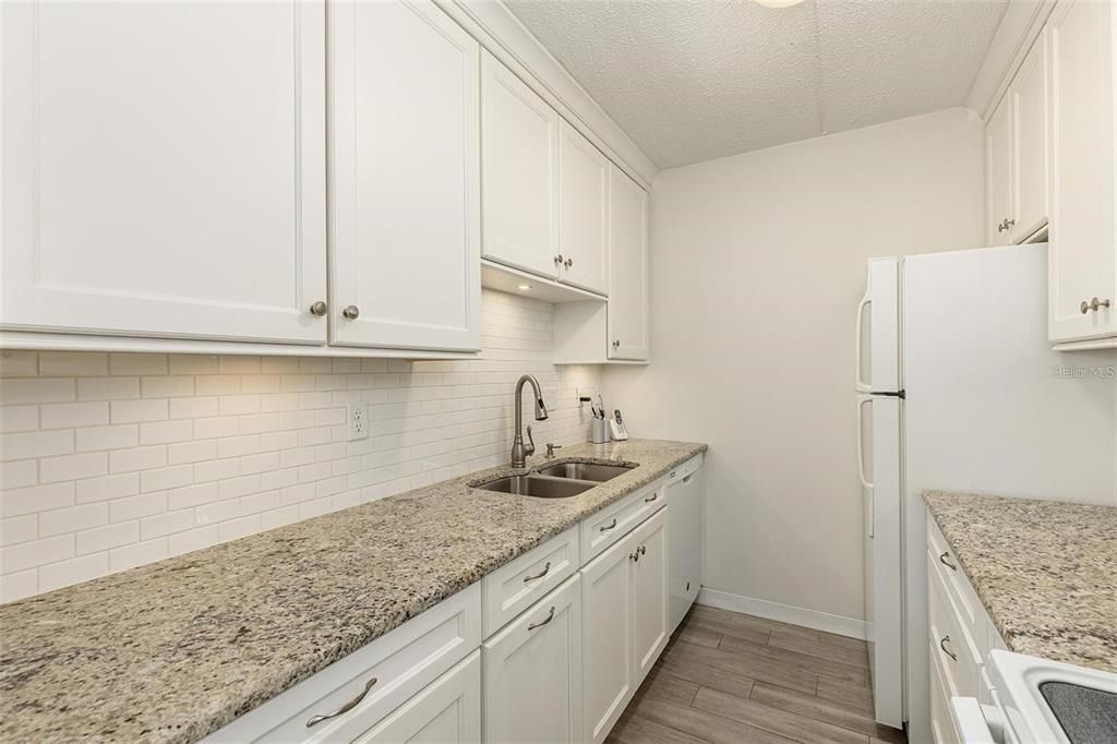 Active With Contract: $2,099 (1 beds, 1 baths, 728 Square Feet)