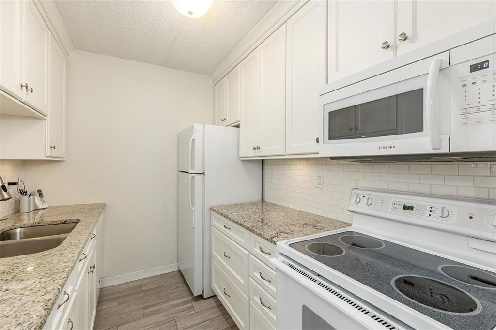 Active With Contract: $2,099 (1 beds, 1 baths, 728 Square Feet)