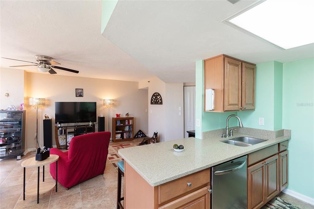 For Sale: $239,900 (1 beds, 1 baths, 895 Square Feet)