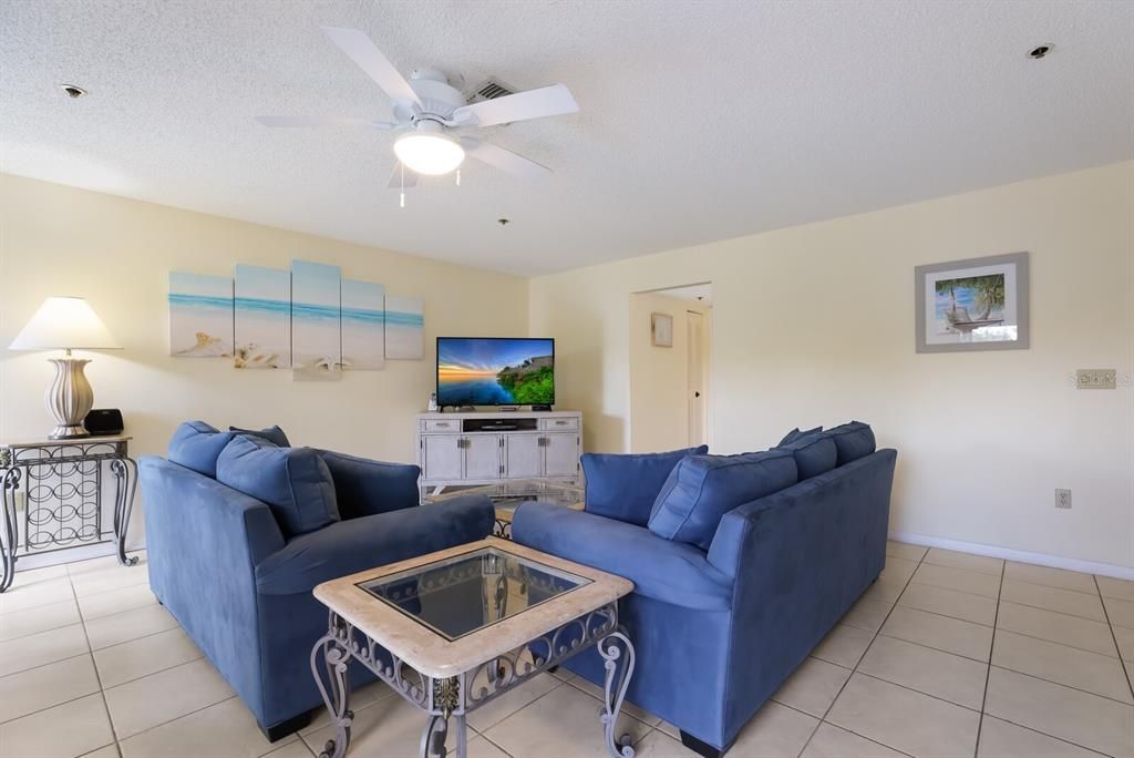 For Sale: $549,900 (2 beds, 2 baths, 1035 Square Feet)