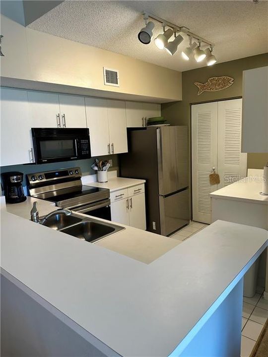 Active With Contract: $1,550 (2 beds, 2 baths, 1329 Square Feet)