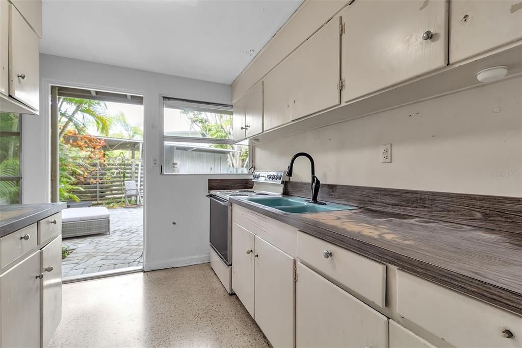 Active With Contract: $1,999,000 (3 beds, 1 baths, 972 Square Feet)