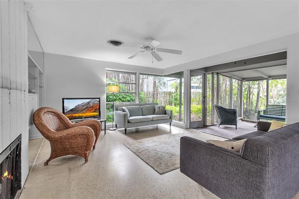 Active With Contract: $1,999,000 (3 beds, 1 baths, 972 Square Feet)