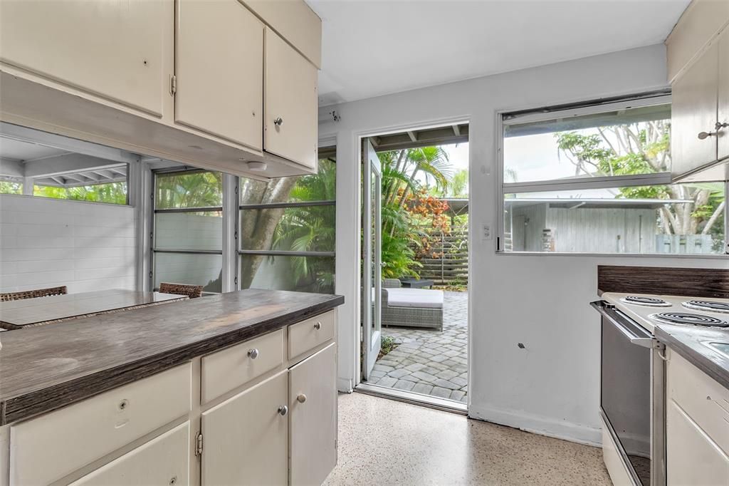 Active With Contract: $1,999,000 (3 beds, 1 baths, 972 Square Feet)