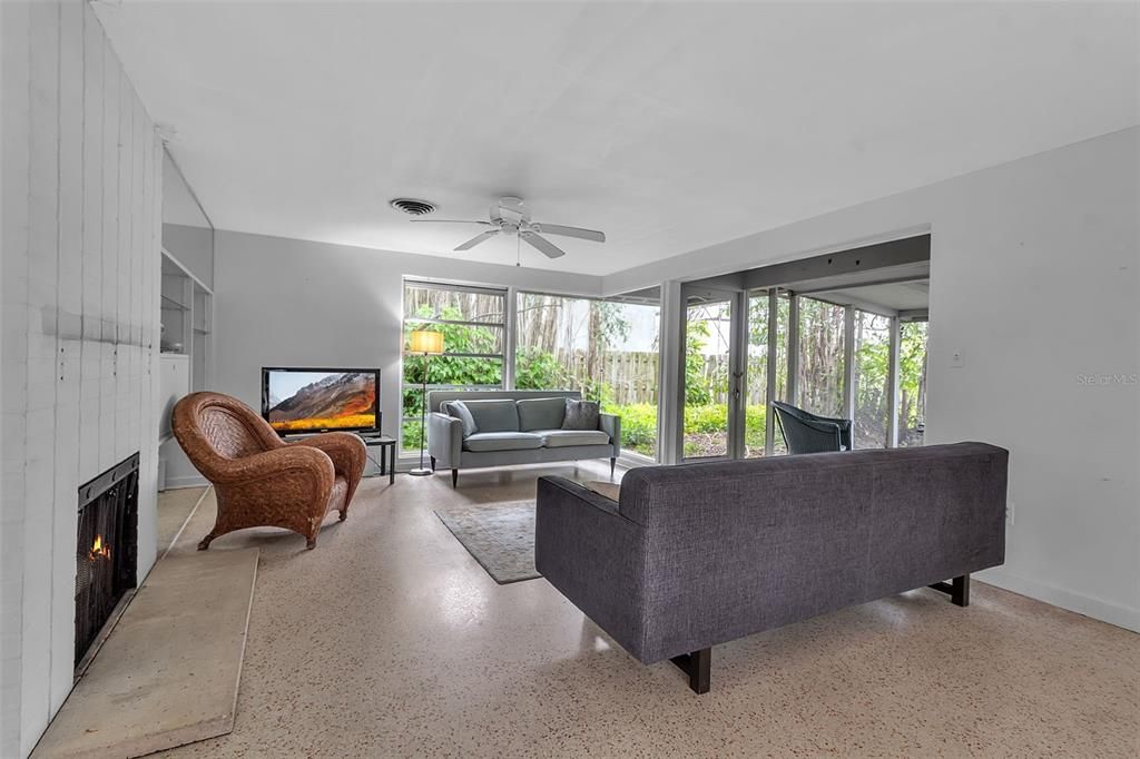 Active With Contract: $1,999,000 (3 beds, 1 baths, 972 Square Feet)