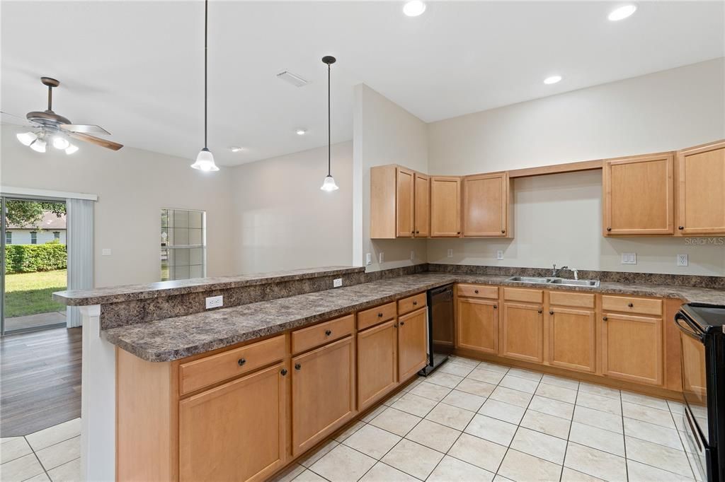For Sale: $219,000 (2 beds, 2 baths, 1402 Square Feet)
