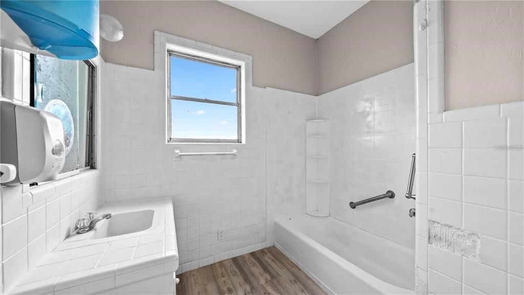 Active With Contract: $219,000 (2 beds, 1 baths, 1290 Square Feet)