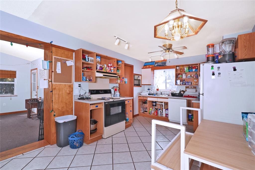 For Sale: $220,000 (3 beds, 2 baths, 1274 Square Feet)