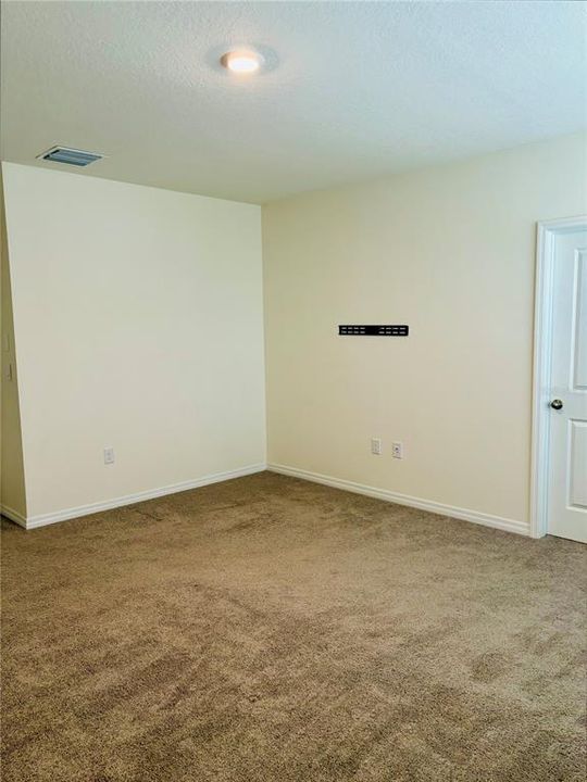 Active With Contract: $2,400 (3 beds, 2 baths, 1961 Square Feet)