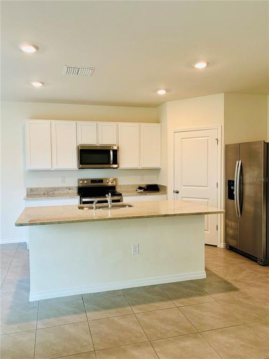 Active With Contract: $2,400 (3 beds, 2 baths, 1961 Square Feet)